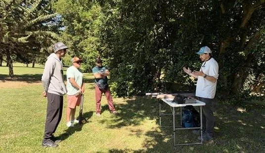 Explicación de equipo durante el taller