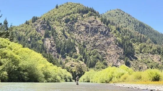 Valle y río en la zona de pesca de La Araucanía