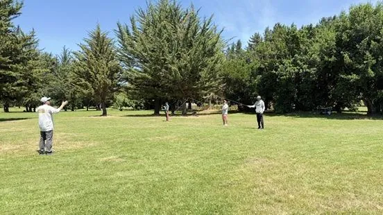 Participantes practicando el lanzamiento en el campo