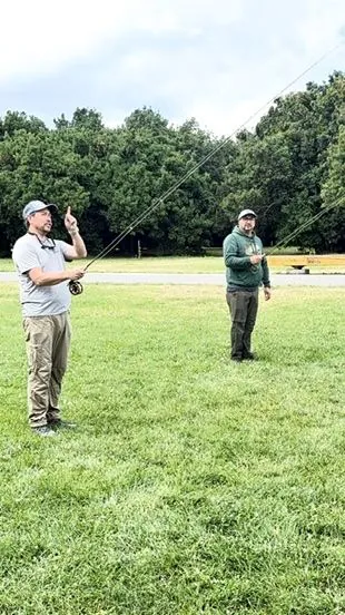 Corrección de técnica de lanzamiento durante el taller